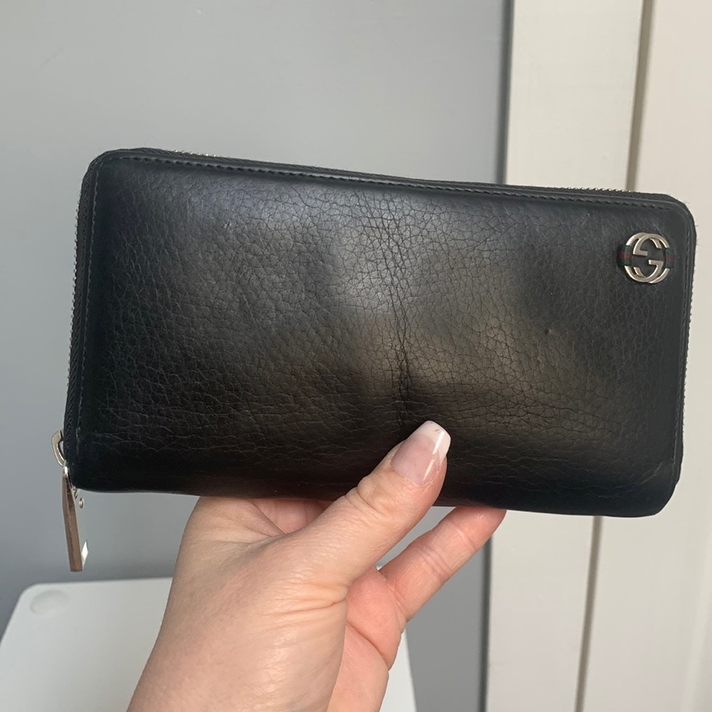 Authentic Gucci zippy wallet